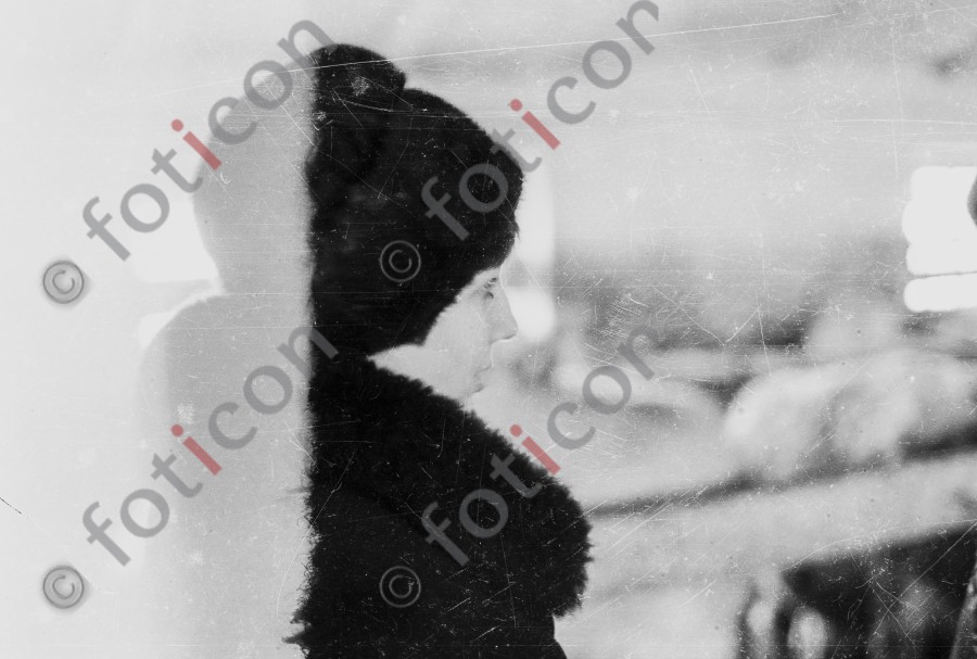 Frau im Profil | Woman in Profile - Foto Harder-003_0050Bild014.jpg | foticon.de - Bilddatenbank für Motive aus Geschichte und Kultur